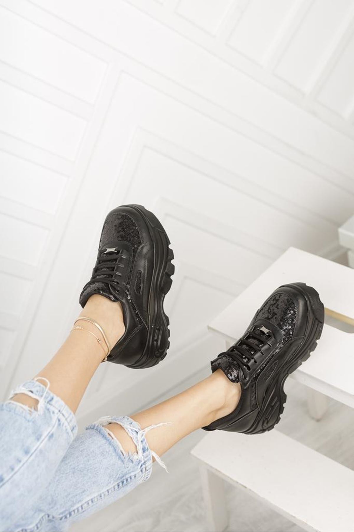 Pullu Siyah Sneaker