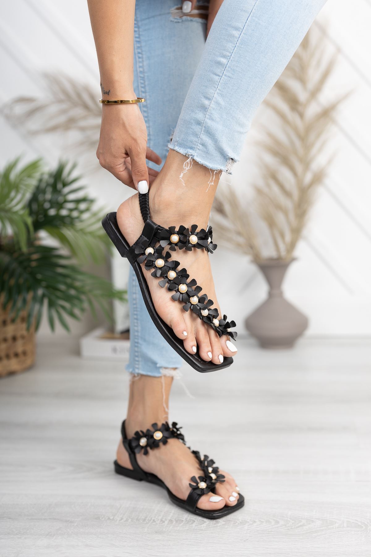 Siyah Çiçekli Parmak Arası Sandalet