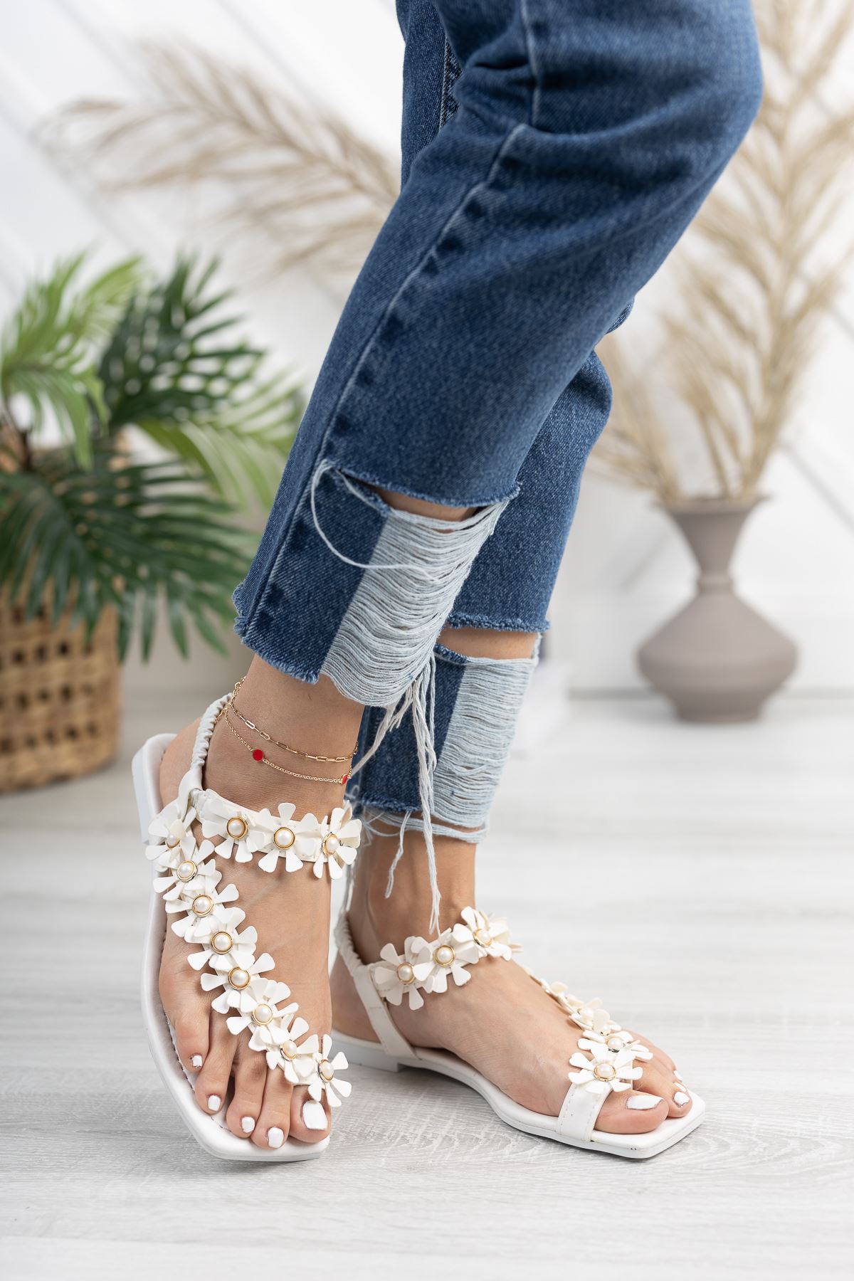Beyaz Çiçekli Parmak Arası Sandalet