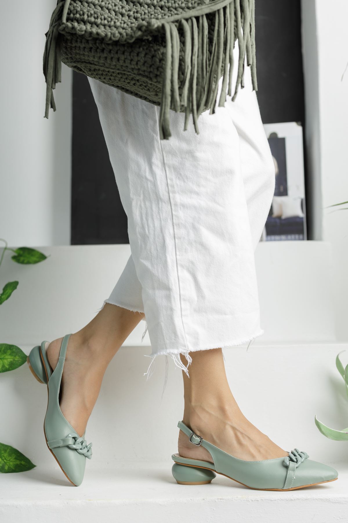 Mint Yeşili Zincir Detaylı Kısa Yuvarlak Topuklu Ayakkabı