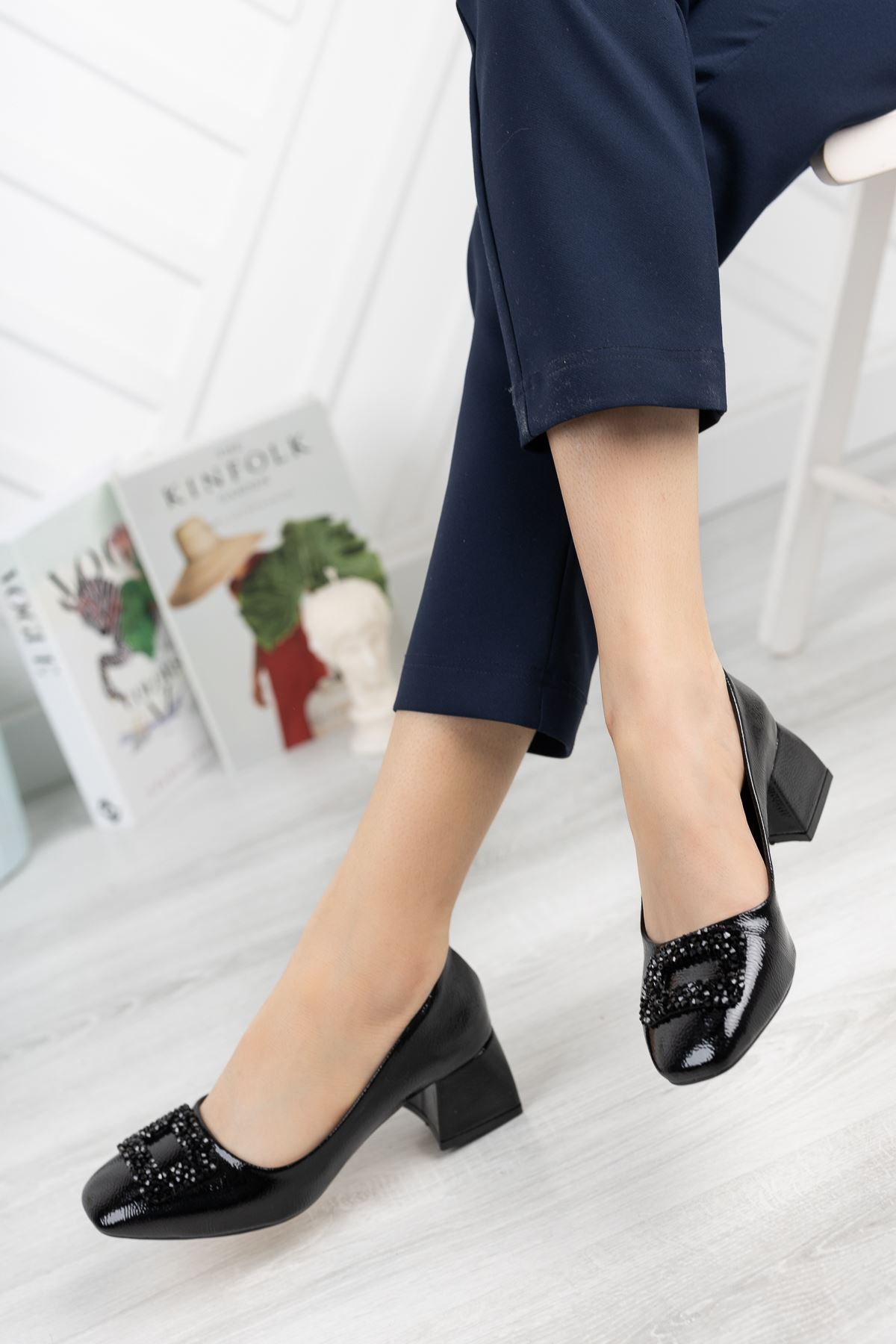 Siyah Kırışık Rugan Taş Toka Detaylı 5 cm Topuklu Ayakkabı