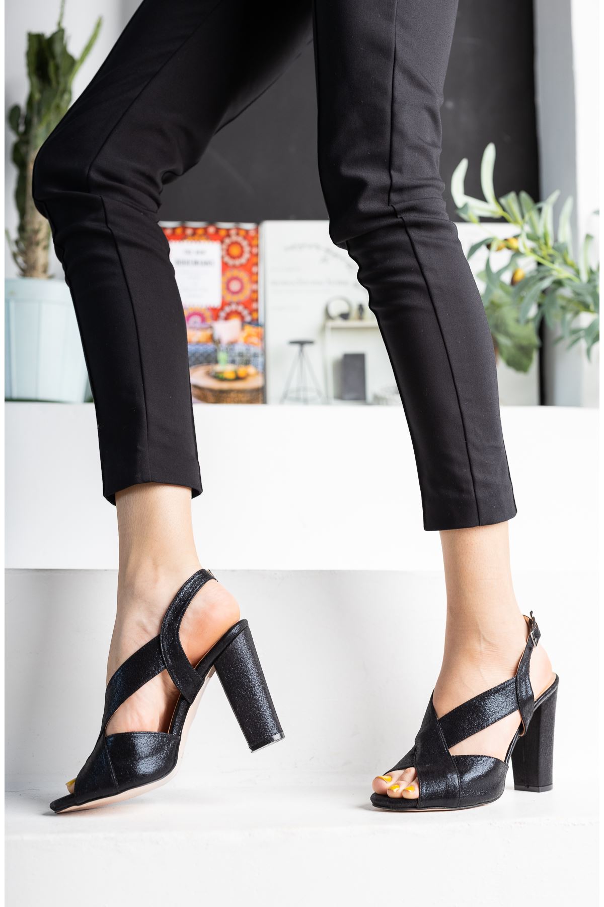 Siyah Simli Çapraz Klasik Topuklu Ayakkabı
