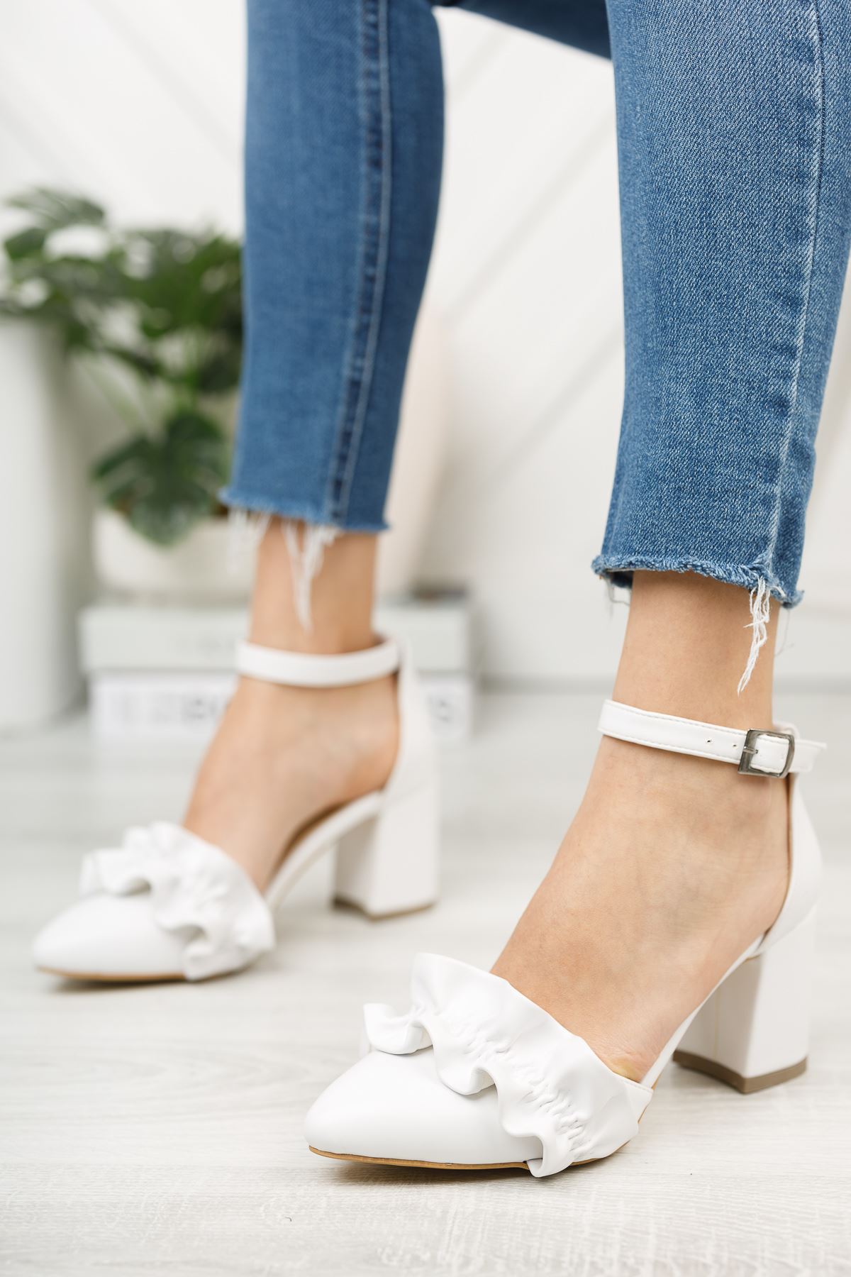 Beyaz Fırfır Detaylı Kalın Topuklu Ayakkabı