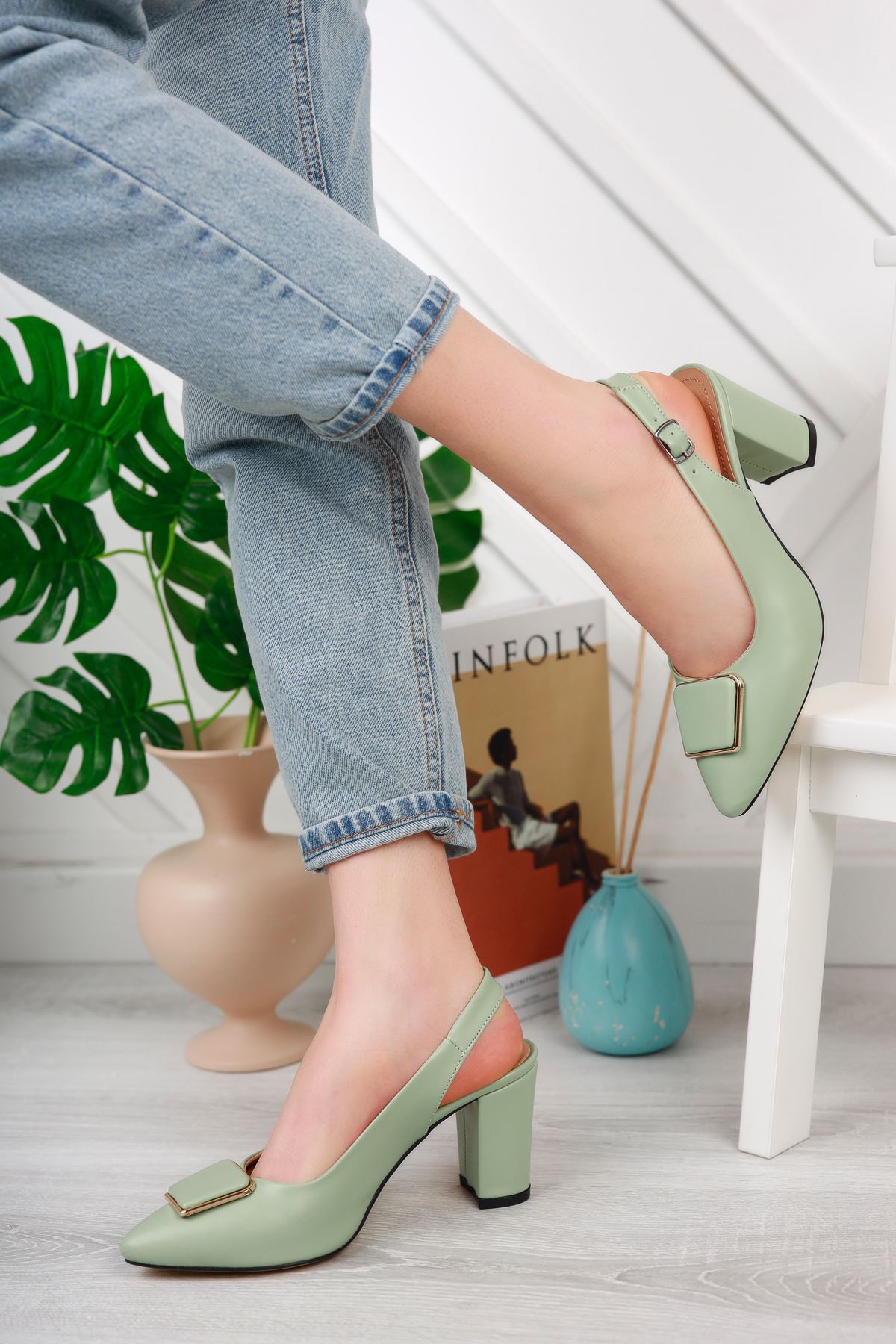  Mint Yeşili Cilt Kare Toka Detaylı Arka Açık Topuklu Ayakkabı