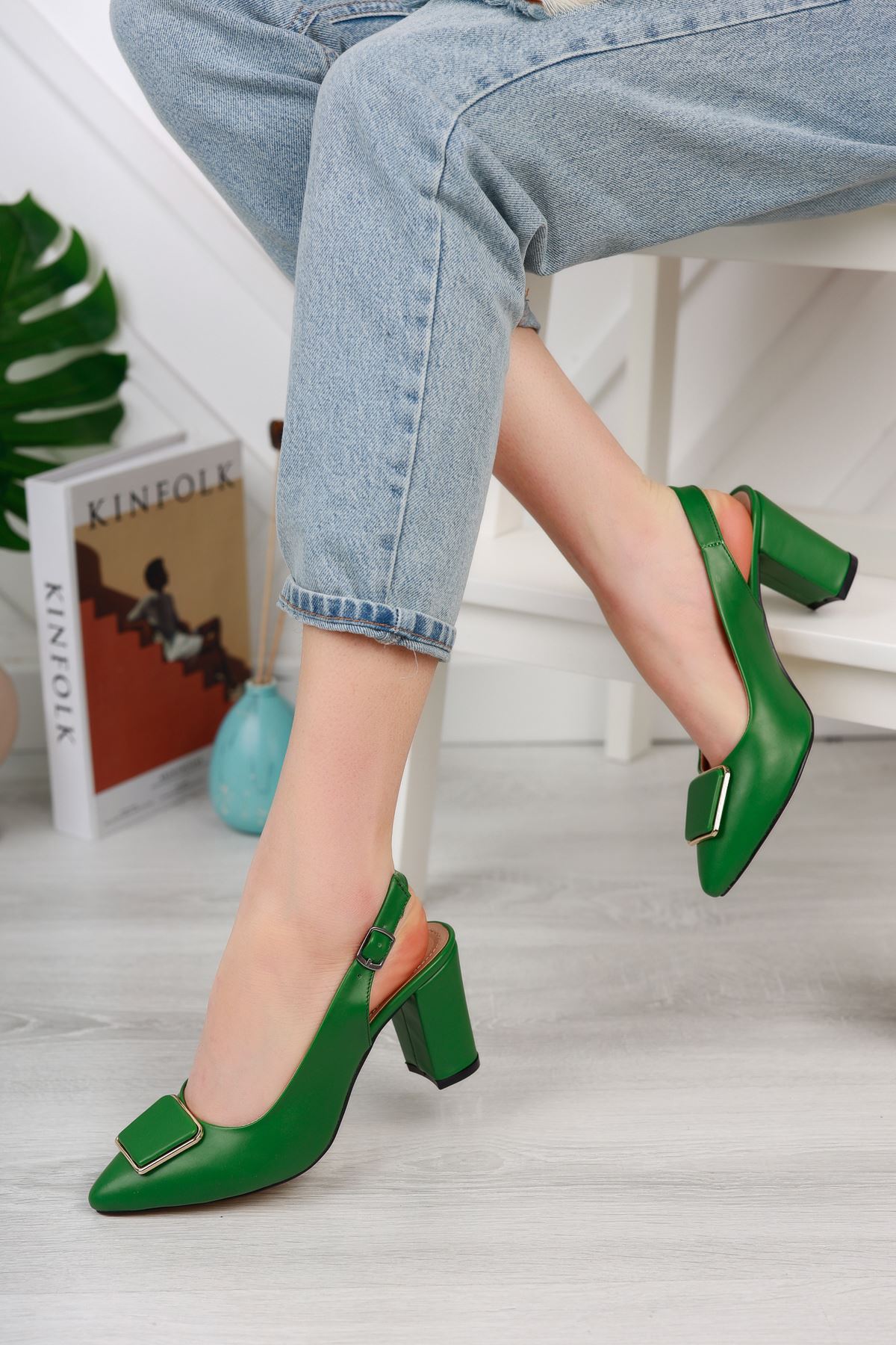 Koyu Yeşil Cilt Kare Toka Detaylı Arka Açık Topuklu Ayakkabı