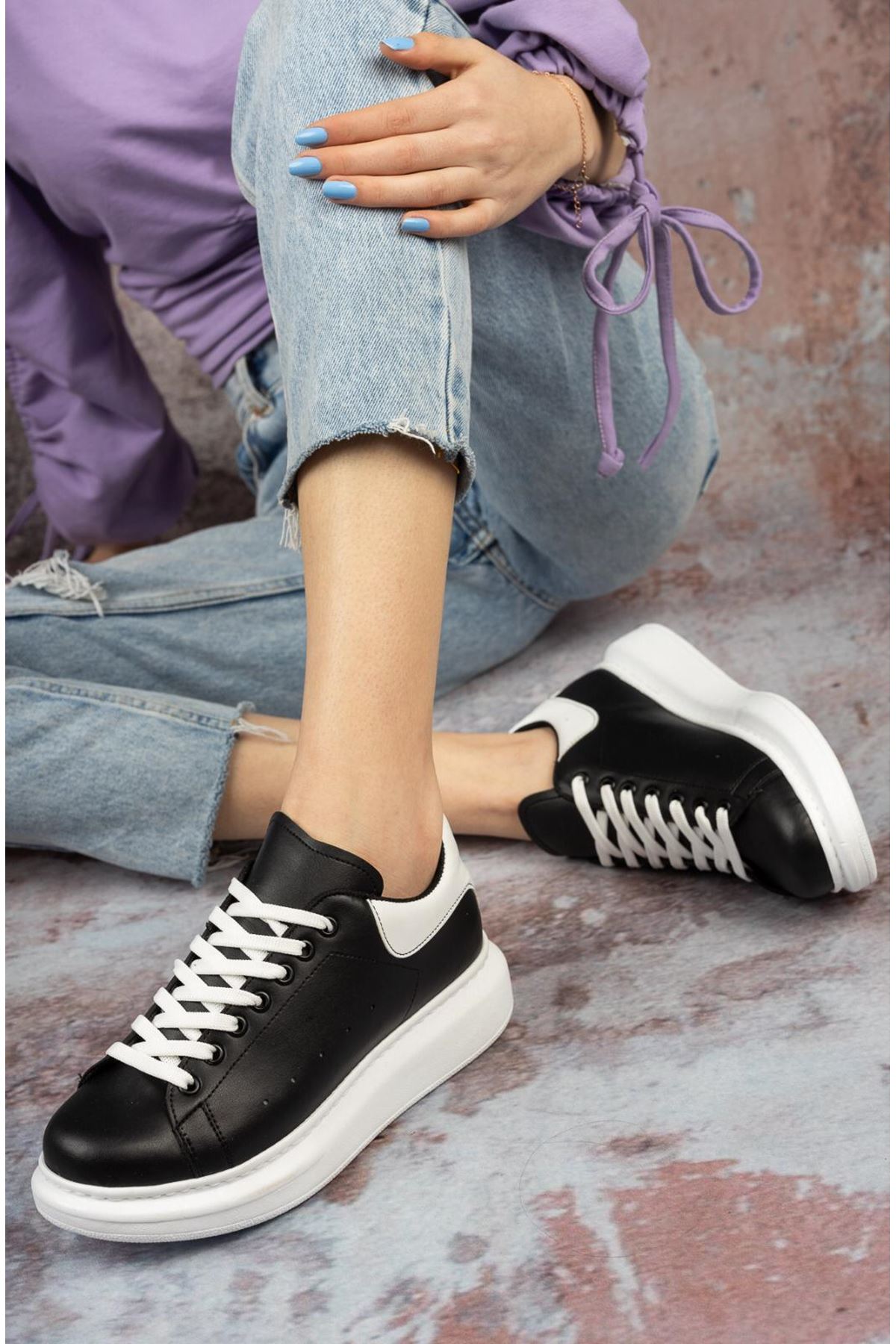 Siyah Cilt Arkası Beyaz 4 cm Tabanlı Bağcıklı Sneaker