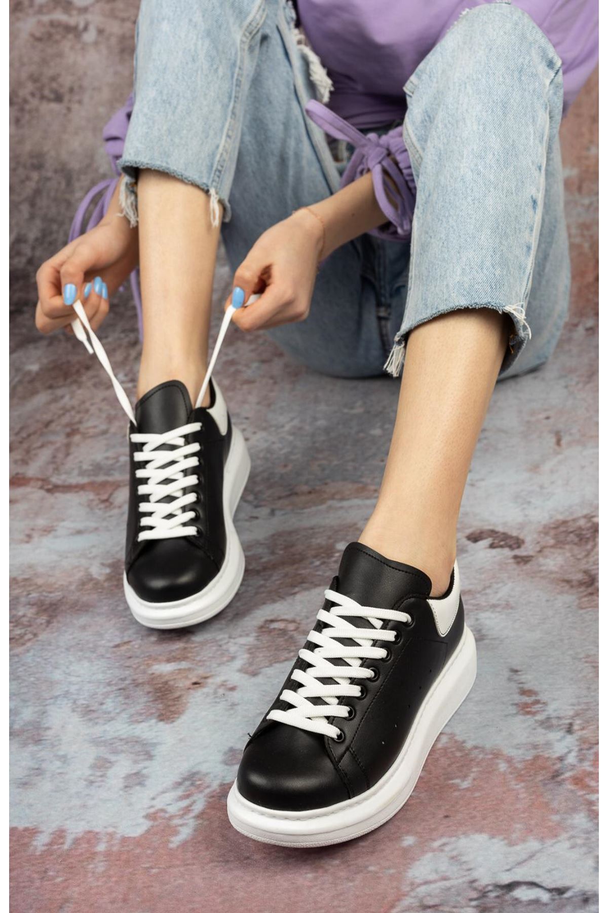 Siyah Cilt Arkası Beyaz 4 cm Tabanlı Bağcıklı Sneaker