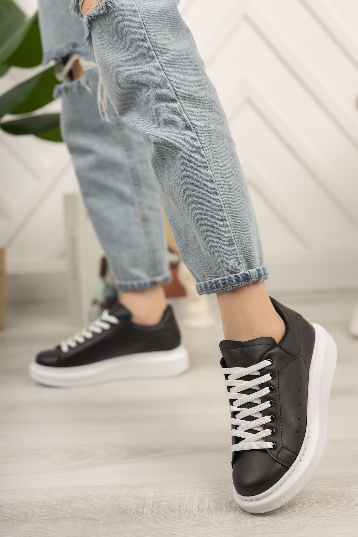 Siyah Cilt Beyaz Tabanlı 4 cm Tabanlı Bağcıklı Sneaker