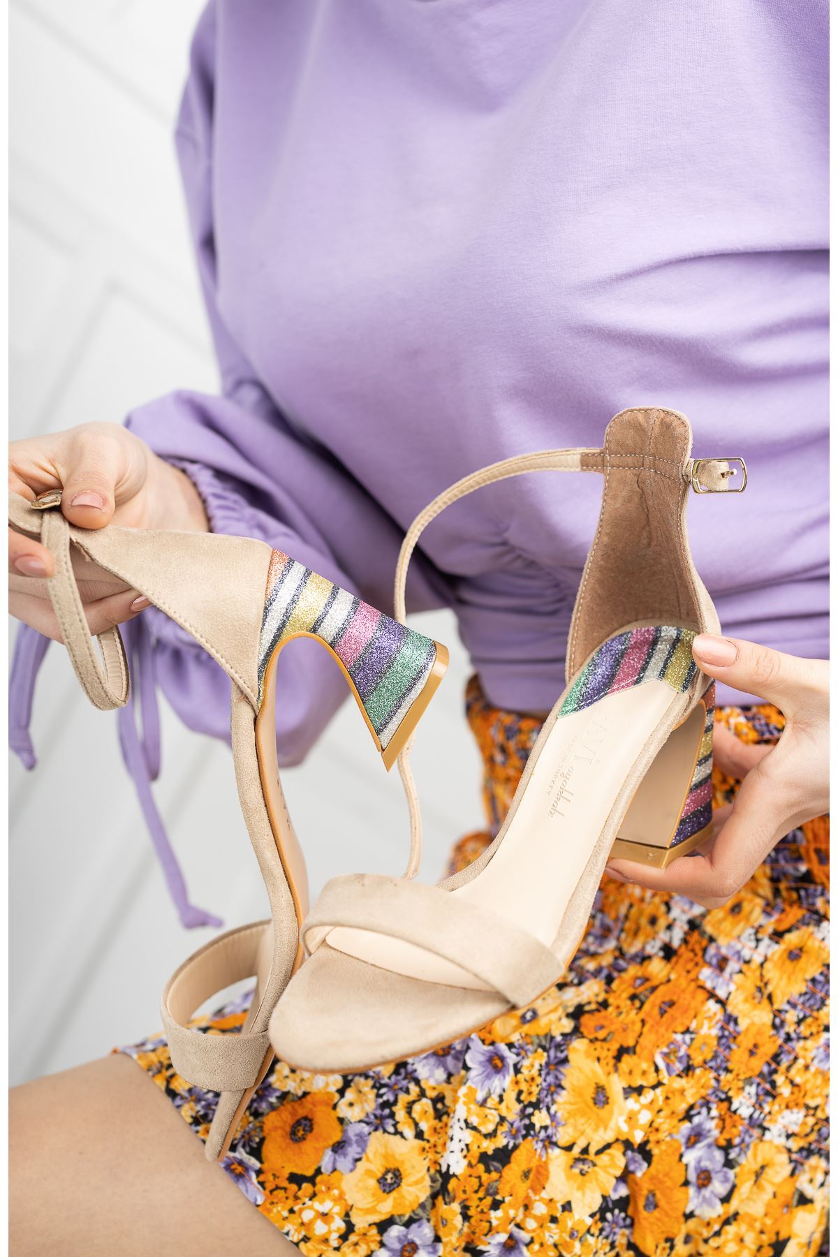 Kadın Renkli Topuklu Bej Ayakkabı