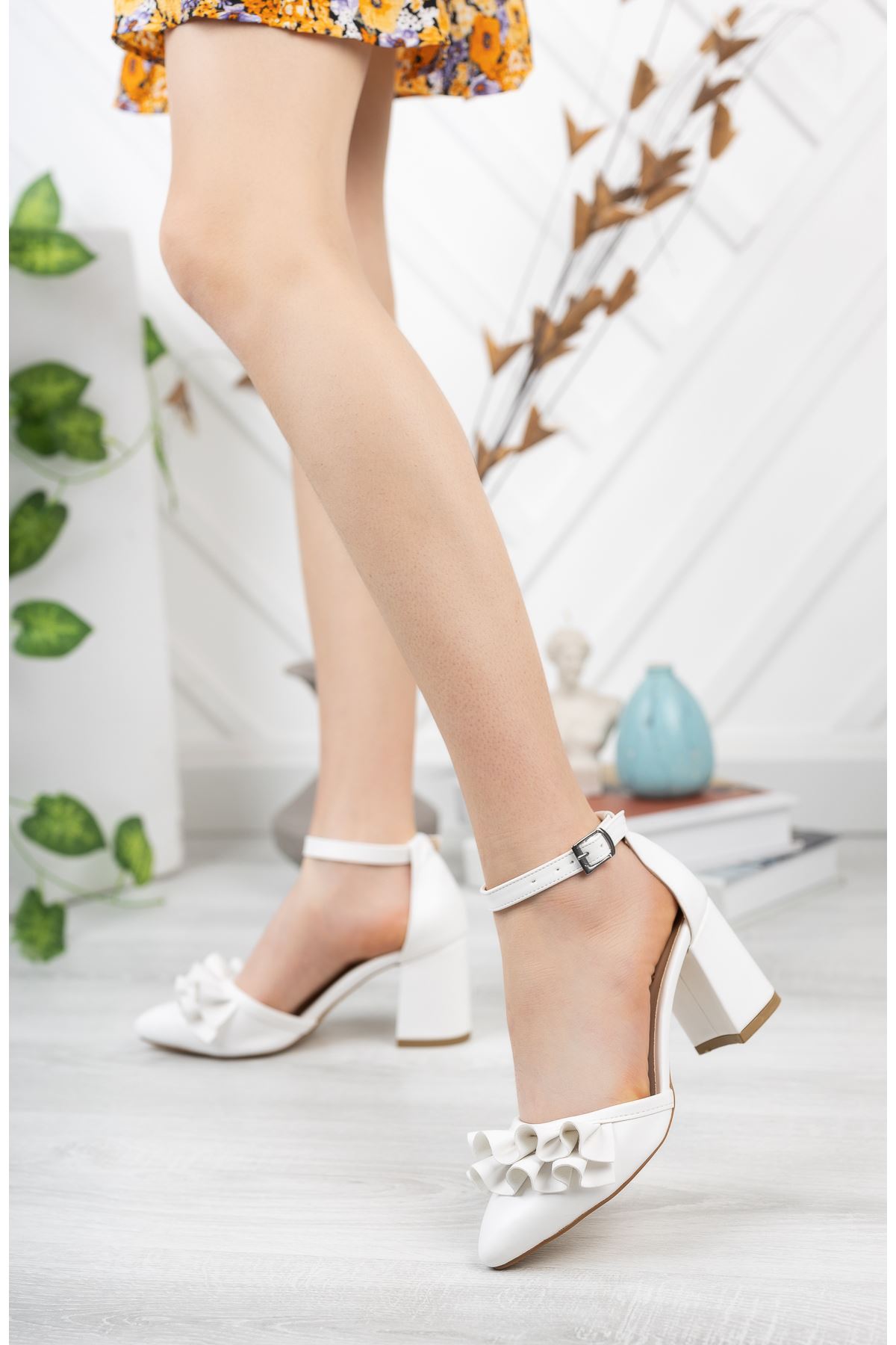 Beyaz Cilt Fırfırlı Kalın Topuklu Ayakkabı
