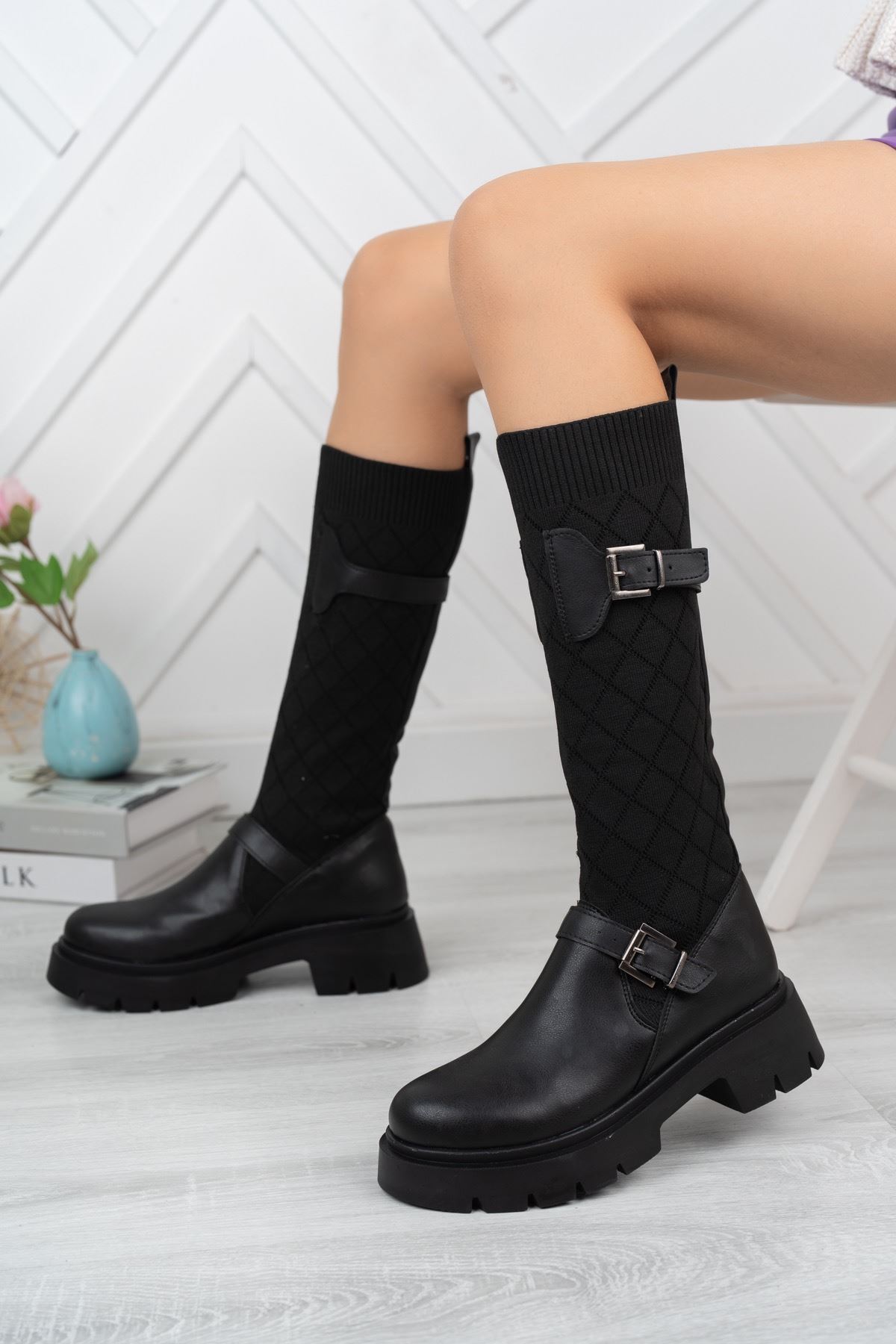 Siyah Deri Toka Detaylı Baklava Desenli Dizaltı Triko Çorap Çizme