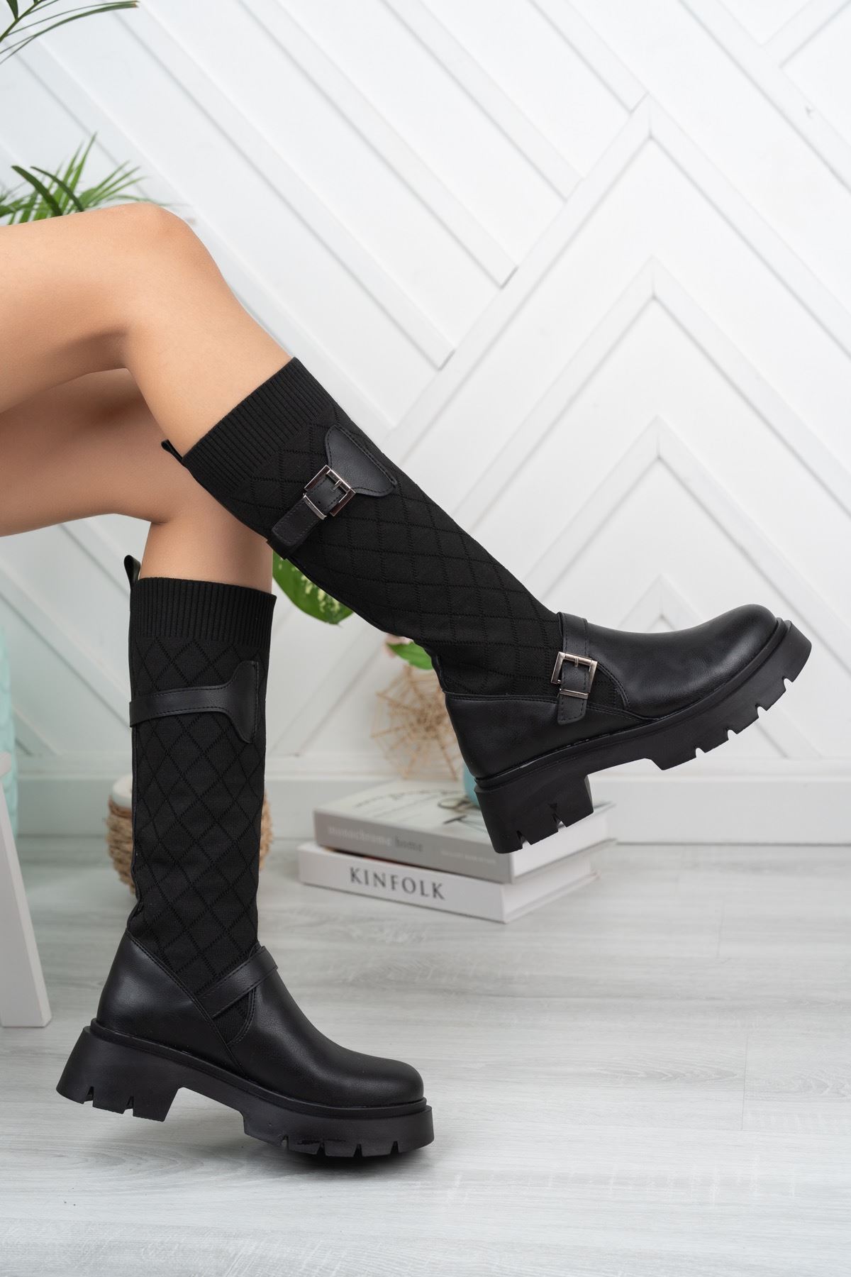 Siyah Deri Toka Detaylı Baklava Desenli Dizaltı Triko Çorap Çizme