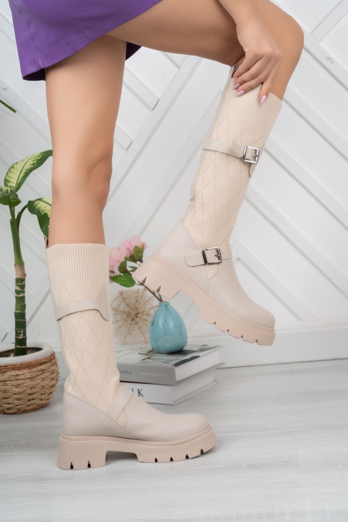 Bej Deri Toka Detaylı Baklava Desenli Dizaltı Triko Çorap Çizme