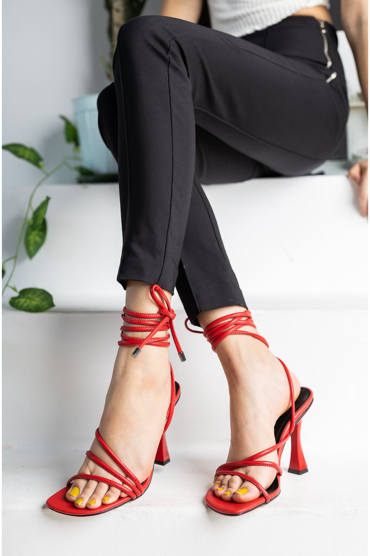 Kırmızı Bilekten Bağlama Detaylı Yüksek Topuklu Ayakkabı