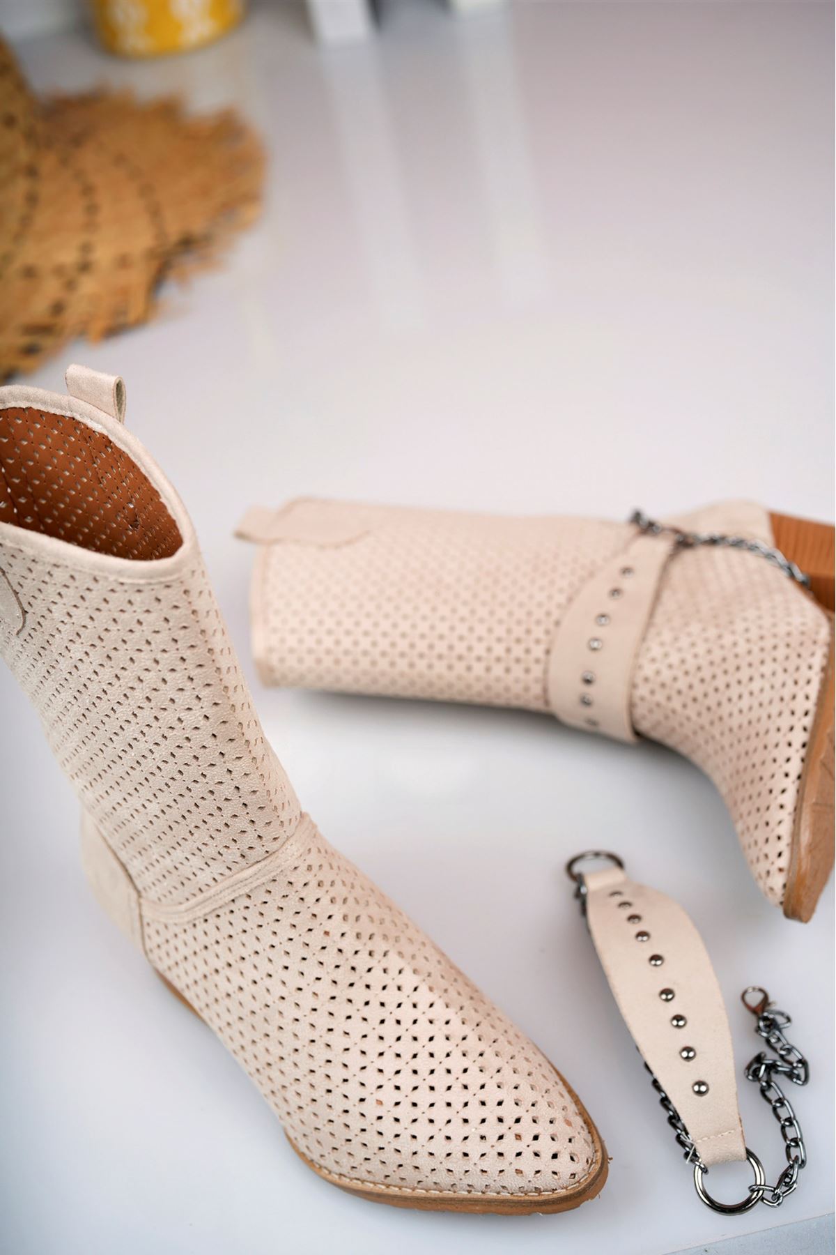 Bej Süet Lazer Kesim Delikli Zincir Aksesuar Detaylı Alçak Topuklu Giy Çık Yazlık Çizme