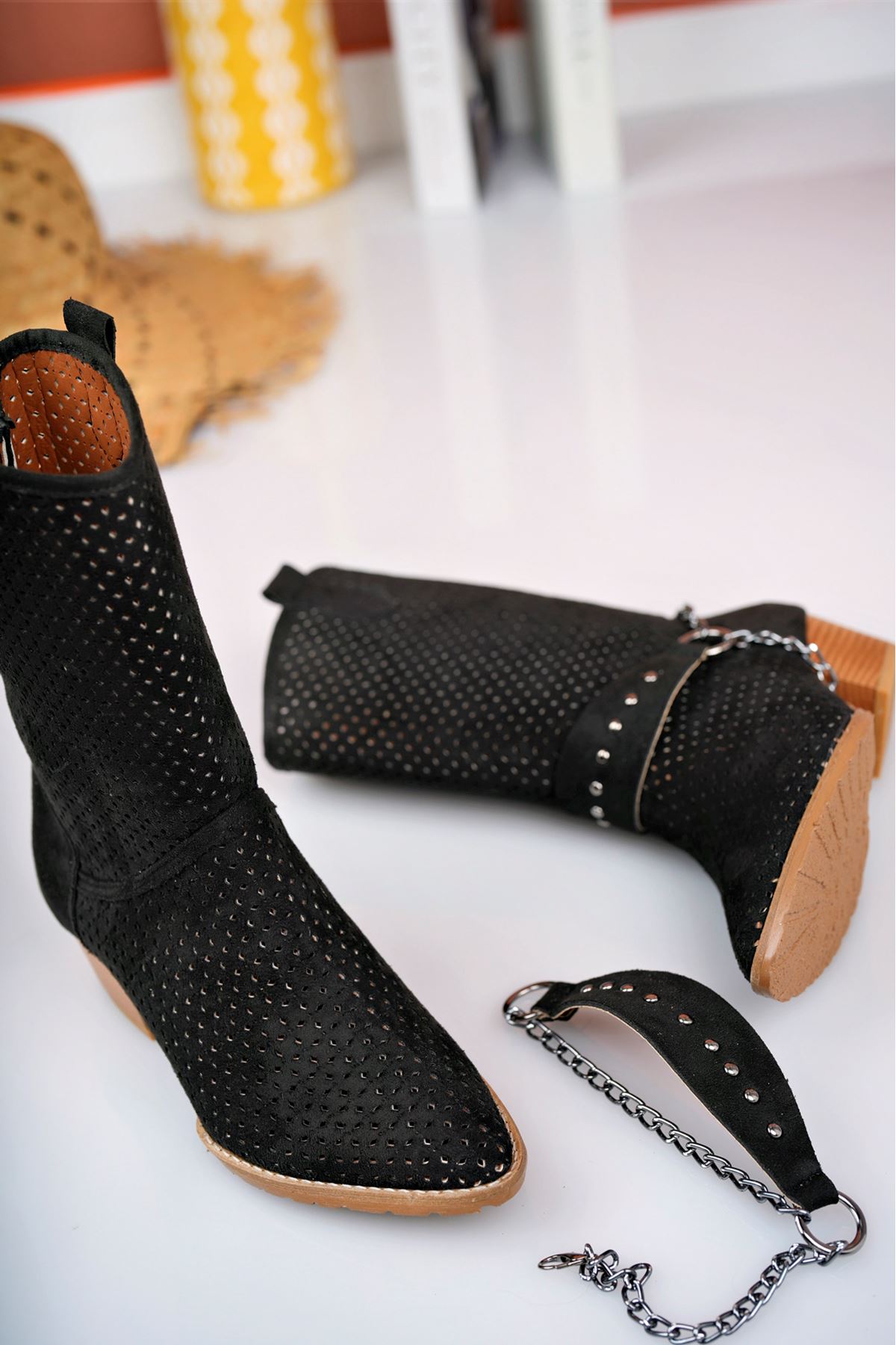 Siyah Süet Lazer Kesim Delikli Zincir Aksesuar Detaylı Alçak Topuklu Giy Çık Yazlık Çizme