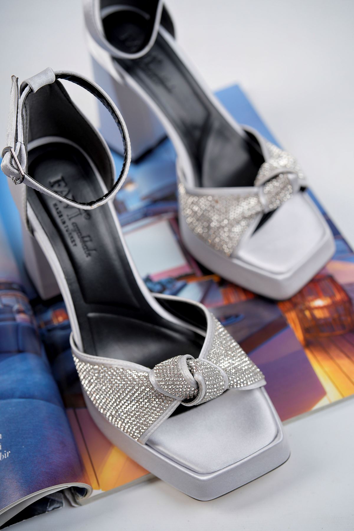 Gümüş Saten Taşlı Fiyonk Detaylı Platform Topuklu Abiye Ayakkabı