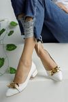 Beyaz Zincir Aksesuarlı Klasik Topuklu Ayakkabı